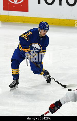15. März 2021: Jacob Bryson, Verteidiger der Buffalo Sabres (78), übertrifft den Puck, als die Washington Capitals die Buffalo Sabres 6-0 in einem NHL-Matchup im KeyBank Center in Buffalo, NY, besiegten. Foto von Alan Schwartz/CSM. (Kreditbild: &Copy; Alan Schwartz/CSM via ZUMA Wire) Stockfoto