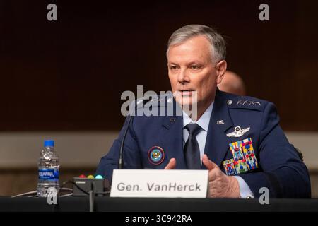 16. März 2021, Washington, District of Columbia, USA: General Glen D. VanHerck, USAF, Befehlshaber des United States Northern Command und des North American Aerospace Defense Command erscheint während einer Anhörung des Senate Committee on Armed Services, um das United States Southern Command und das United States Northern Command zu untersuchen, um den Antrag auf Genehmigung für die Verteidigung für das Geschäftsjahr 2022 und zukünftige Jahre Verteidigung im Dirksen Senate Office Building in Washington, DC, Dienstag, den 16. März 2021, zu prüfen. Beschreibung: Rod Lamkey/CNP (Abbildung: © Rod Lamkey – CNP/CNP via ZUMA Wire) Stockfoto