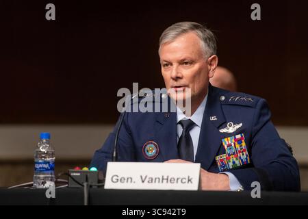 16. März 2021, Washington, District of Columbia, USA: General Glen D. VanHerck, USAF, Befehlshaber des United States Northern Command und des North American Aerospace Defense Command erscheint während einer Anhörung des Senate Committee on Armed Services, um das United States Southern Command und das United States Northern Command zu untersuchen, um den Antrag auf Genehmigung für die Verteidigung für das Geschäftsjahr 2022 und zukünftige Jahre Verteidigung im Dirksen Senate Office Building in Washington, DC, Dienstag, den 16. März 2021, zu prüfen. Beschreibung: Rod Lamkey/CNP (Abbildung: © Rod Lamkey – CNP/CNP via ZUMA Wire) Stockfoto