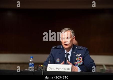 16. März 2021, Washington, District of Columbia, USA: General Glen D. VanHerck, USAF, Befehlshaber des United States Northern Command und des North American Aerospace Defense Command erscheint während einer Anhörung des Senate Committee on Armed Services, um das United States Southern Command und das United States Northern Command zu untersuchen, um den Antrag auf Genehmigung für die Verteidigung für das Geschäftsjahr 2022 und zukünftige Jahre Verteidigung im Dirksen Senate Office Building in Washington, DC, Dienstag, den 16. März 2021, zu prüfen. Beschreibung: Rod Lamkey/CNP (Abbildung: © Rod Lamkey – CNP/CNP via ZUMA Wire) Stockfoto