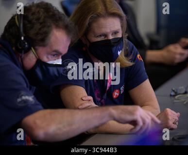 JPL-Direktor Michael Watkins, links, spricht mit dem Direktor des NASA Science Mission Directorate Planetary Science Division Lori Glaze, während sie die Landephase des NASA Perseverance Mars rover in Missionskontrolle im NASA Jet Propulsion Laboratory am 18. Februar 2021 in Pasadena, Kalifornien, überwachen. Der Ausdauer Mars rover landete erfolgreich und begann sofort Bilder von der Oberfläche des Roten Planeten zu senden. (Kreditbild: © Bill Ingalls/NASA via ZUMA Wire) Stockfoto