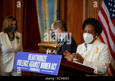 17. März 2021, Washington, District of Columbia, USA: Die Abgeordnete der Vereinigten Staaten Sheila Jackson-Lee (Demokrat von Texas) hält am Mittwoch, 17. März 2021, auf einer Pressekonferenz zum Gesetz über Gewalt gegen Frauen im US-Kapitol in Washington, DC, Stellung. Beschreibung: Rod Lamkey/CNP (Abbildung: © Rod Lamkey – CNP/CNP via ZUMA Wire) Stockfoto