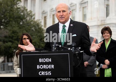 17. März 2021, Washington, District of Columbia, USA: Die US-Repräsentantin Louie Gohmert (Repräsentantin von Texas) hält während einer Pressekonferenz des House Freedom Caucus zur Einwanderung an der südlichen Grenze außerhalb des Kapitols in Washington, DC, Mittwoch, 17. März 2021. Beschreibung: Rod Lamkey/CNP (Abbildung: © Rod Lamkey – CNP/CNP via ZUMA Wire) Stockfoto