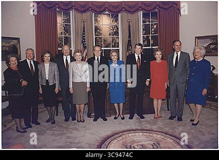 4. November 1991 – Simi Valley, Kalifornien, USA – ehemalige Präsidenten und First Ladies posieren in einem Nachbau des Oval Office bei der Einweihung der Ronald Reagan Presidential Library im Simi Valley, Kalifornien. Zu den Teilnehmern gehören die ehemalige First Lady BIRD JOHNSON, der ehemalige Präsident JIMMY CARTER und die ehemalige First Lady ROSALYNN CARTER, der ehemalige Präsident GERALD FORD und die ehemalige First LADY BETTY FORD, der ehemalige Präsident RICHARD M. NIXON und die ehemalige First Lady PAT NIXON sowie der ehemalige Präsident RONALD REAGAN und die ehemalige First Lady NANCY REAGAN, Präsident GEORGE BUSH und First Lady BARBARA BUSH. Stockfoto
