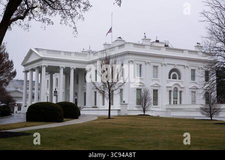 18. März 2021, Washington, District of Columbia, USA: Die Nationalflagge der Vereinigten Staaten fliegt auf halbem Personal über dem Weißen Haus in Washington, DC, USA, 18. März 2021. US-Präsident Joe Biden ordnete an, nationale Flaggen auf halber Stange zu fliegen, um die Opfer der Erschießungen in Atlanta zu ehren, bei denen acht Menschen getötet wurden (Foto: © Michael Reynolds - Pool via CNP/CNP via ZUMA Wire) Stockfoto