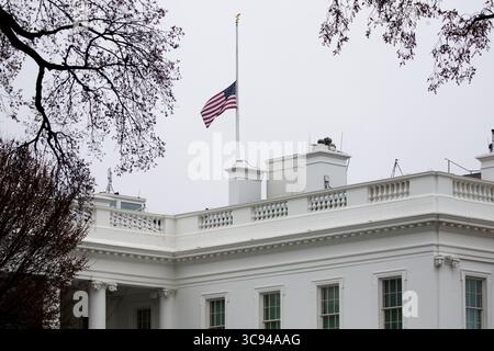 18. März 2021, Washington, District of Columbia, USA: Die Nationalflagge der Vereinigten Staaten fliegt auf halbem Personal über dem Weißen Haus in Washington, DC, USA, 18. März 2021. US-Präsident Joe Biden ordnete an, nationale Flaggen auf halber Stange zu fliegen, um die Opfer der Erschießungen in Atlanta zu ehren, bei denen acht Menschen getötet wurden (Foto: © Michael Reynolds - Pool via CNP/CNP via ZUMA Wire) Stockfoto