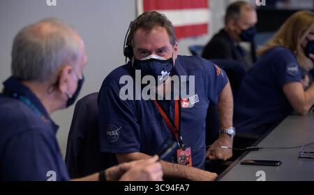 JPL-Direktor Michael Watkins, rechts, spricht mit dem amtierenden NASA-Administrator Steve Jurczyk, während er die Landephase des NASA Perseverance Mars rover in Missionskontrolle im NASA Jet Propulsion Laboratory am 18. Februar 2021 in Pasadena, Kalifornien, überwacht. Der Ausdauer Mars rover landete erfolgreich und begann sofort Bilder von der Oberfläche des Roten Planeten zu senden. (Kreditbild: © Bill Ingalls/NASA via ZUMA Wire) Stockfoto