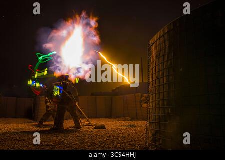 16. März 2021 - Syrien: Soldaten der US-Armee, mit Alpha Kompanie, 1. Bataillon, 6. Infanterieregiment, 2. Panzerbrigade Combat Team, 1. Panzerdivision, Feuerbeleuchtungsrunden aus einem 120-mm-Mörser während des Live-Feuertrainings im Zentralkommando (CENTCOM), 16. März 2021. Die Soldaten sind in Syrien, um die Mission der Combined Joint Task Force-Operation Inhärent Resolve (CJTF-OIR) zu unterstützen. Der CJTF ist weiterhin entschlossen, mit, mit und durch unsere Partner daran zu arbeiten, die dauerhafte Niederlage von Daesh sicherzustellen. (Kreditbild: © Torrance Saunders/USA Armee/ZUMA Wire/ZUMA Stockfoto
