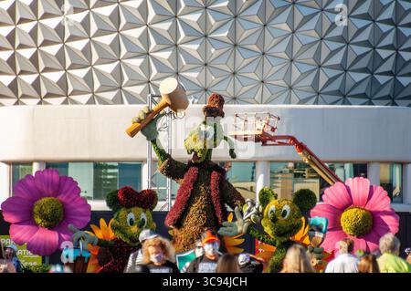 19. März 2021, Orlando, Florida, USA: Riesige Topiarien von Tieren und Disney-Charakteren (hier Goofy, Mickey und Minnie Mouse) säumten den Park während des Flower and Garden Festivals im Walt Disney WorldÃs Epcot in Orlando, Florida am 19. März 2021. Die Anzahl der Zuschauer war knapp, obwohl bei dem, was einige Besetzungsmitglieder sagten, 70 % der normalen Teilnahme vor covid lagen. COVID-19-Protokolle erforderten Temperaturkontrollen, das Tragen von Masken und die Verwendung mobiler Bestellungen. Die Entfernung zwischen den Gästen wurde angegeben und empfohlen, sechs Meter voneinander entfernt zu sein, aber in der Praxis wurde diese Regel selten eingehalten oder enf Stockfoto