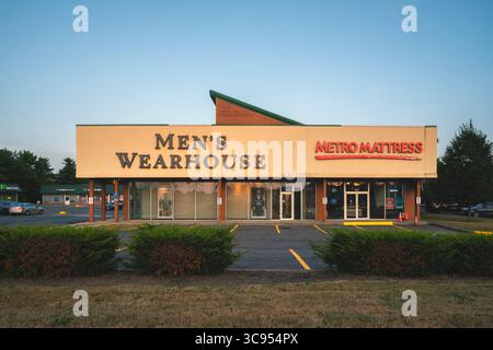 New Hartford, NY - 24. Juli 2025: Golden Hour Wearhouse und Metro Matress Stores Stockfoto