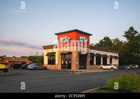 New Hartford, NY - 24. Juli 2025: View of Moe's Southwest Grill Restaurant, oft als Moe's bezeichnet, ist ein beliebtes Fast-Casual-Restaurant Stockfoto