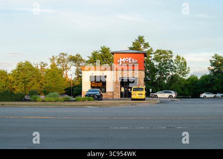 New Hartford, NY - 24. Juli 2025: View of Moe's Southwest Grill Restaurant, oft als Moe's bezeichnet, ist ein beliebtes Fast-Casual-Restaurant Stockfoto