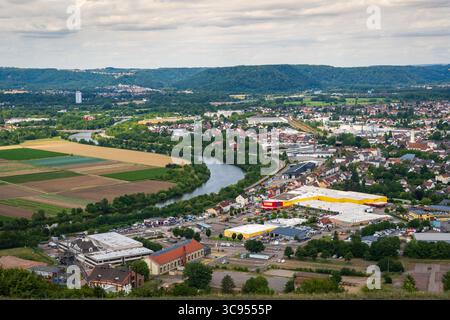Ein erhöhtes Panorama vom Saarpolygon überblickt eine weite Biegung der Saar, bewaldete Hügel und eine Flusstädter im Saarland, Deutschland. Stockfoto