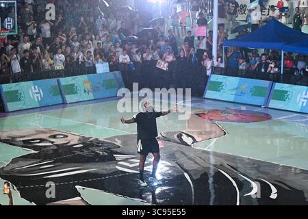 Guangzhou, China. 4. August 2025. James Harden, Star der Los Angeles Clippers, interagiert mit Fans beim Spiel der Nansha Men's Basketball League während seiner einwöchigen Reise nach China am 4. August 2025 in Guangzhou, Provinz Guangdong. Quelle: Chen Jimin/China News Service/Alamy Live News Stockfoto