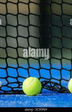 Tennisbälle neben dem Netz, Spielkonzept Stockfoto