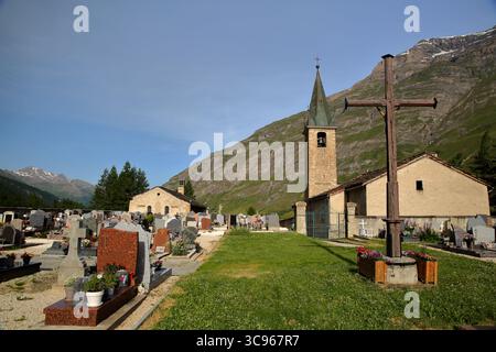 Die Kirche Saint Jean Baptiste und der Friedhof in Bessans, Nationalpark Vanoise, Maurienne-Tal, Savoie, Frankreich Stockfoto