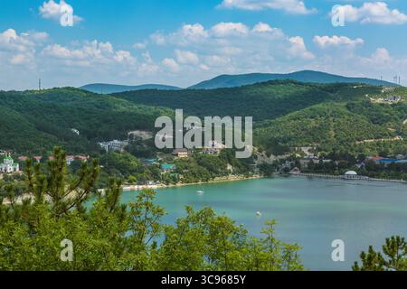 Schöne Aussicht auf den Abrau-Durso See in den Bergen des Kaukasus. Stockfoto
