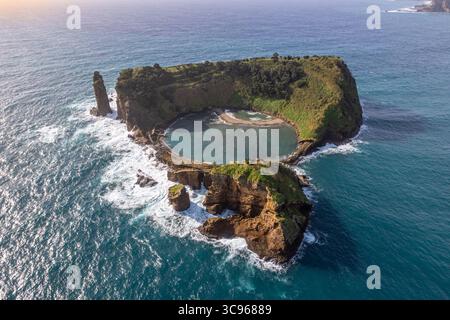 Aus der Vogelperspektive auf die Ilheu de Vila Franca do Campo, eine einzigartige vulkanische Insel. Stockfoto