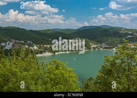 Schöne Aussicht auf den Abrau-Durso See in den Bergen des Kaukasus. Stockfoto