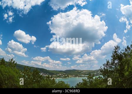 Schöne Aussicht auf den Abrau-Durso See in den Bergen des Kaukasus. Stockfoto