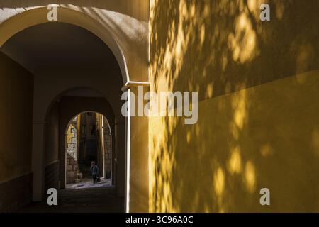 Malerische Gasse in der Altstadt, Grasse, Alpes Maritimes, Provence Alpes Cote d'Azur, französische Riviera, Südfrankreich, Frankreich Stockfoto