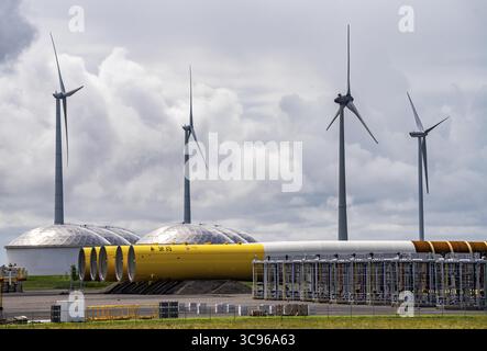 Der Seehafen Eemshaven, Julianahaven Basin, wo die Fundamentstrukturen, Monopiles, für Offshore-Windparks gelagert werden, die dann die A unterstützen Stockfoto