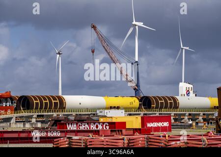 Der Seehafen Eemshaven, Julianahaven Basin, wo die Fundamentstrukturen, Monopiles, für Offshore-Windparks gelagert werden, die dann die A unterstützen Stockfoto