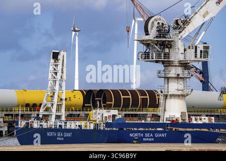 Der Seehafen Eemshaven, Julianahaven Basin, wo die Fundamentstrukturen, Monopiles, für Offshore-Windparks gelagert werden, die dann die A unterstützen Stockfoto