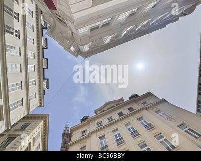 Heller Blick auf Gebäude mit klarem Himmel und hellem Sonnenlicht im ersten Bezirk Wien Österreich Stockfoto