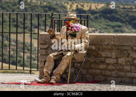Ronda, malaga, spanien 20. juni 2022 Straßenkünstler in goldfarbener Kleidung in einem Park Stockfoto