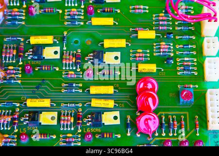 Elektronische Leiterplatte – Mikroschaltung der Schweißmaschine. Steuergerät Schweißmaschine. Stockfoto