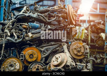 Lagerstapel von Gebrauchtfahrzeugteilen zum Verkauf Recycling, Ersatzteil für alte Radnaben aus Schrottplatz Stockfoto