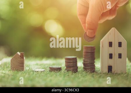 Spargeld-Ratenzahlung für größere Haushypotheken, Hauskreditkosten Bank spart Immobilienkosten, Immobilienwirtschaftskonzept. Stockfoto