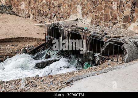 Industrie Entwässerung von Abwasserleitungen, Wasserverschmutzung Flüsse und ökologische Auswirkungen. Abwasserleitung, schlechtes Wasser aus der Stadt. Abwassermanagement. Stockfoto