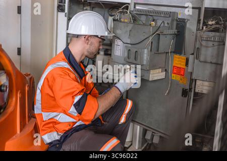 Ingenieur Techniker männliche Arbeit Wartung Maschine Hauptsteuereinheit in der Schwerindustrie Fabrik Stockfoto
