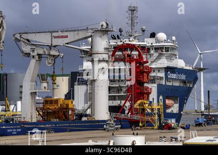Der Seehafen Eemshaven, Julianahaven Basin, wo die Fundamentstrukturen, Monopiles, für Offshore-Windparks gelagert werden, die dann die A unterstützen Stockfoto