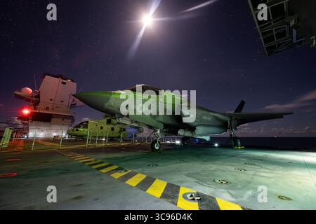 Handout Foto der Royal Navy eines United States Marine Corps F-35B Lightning II von Marine Fighter Attack Squadron 242 (VMFA 242) an Bord der HMS Prince of Wales. Bilddatum: Samstag, 2. August 2025. Stockfoto