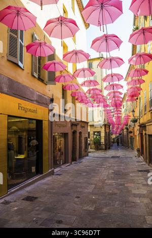 Malerische Gasse in der Altstadt, Grasse, Alpes Maritimes, Provence Alpes Cote d'Azur, französische Riviera, Südfrankreich, Frankreich Stockfoto