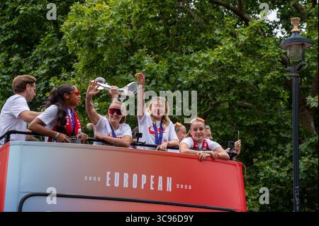 Die englische Frauenfußballmannschaft eröffnet nach dem Gewinn der EM 2025 eine Top-Busparade in der Mall in London. Stockfoto
