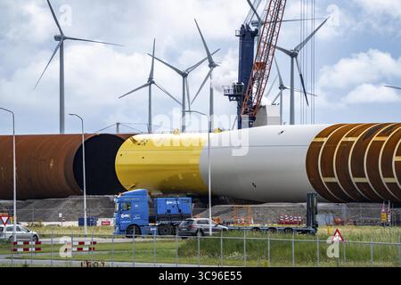 Der Seehafen Eemshaven, Julianahaven Basin, wo die Fundamentstrukturen, Monopiles, für Offshore-Windparks gelagert werden, die dann die A unterstützen Stockfoto