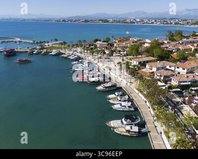 Hafen voller Boote und Yachten entlang einer palmengesäumten Promenade am Meer, Blick aus der Vogelperspektive, Hafen, Side, Manavgat, Provinz Antalya, Türkei Stockfoto