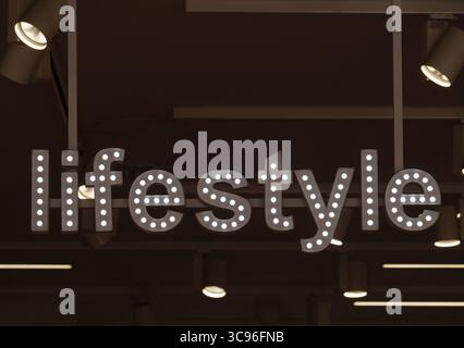 Ronda, malaga, spanien 20. juni 2022 beleuchtetes Schild mit dem Wort Lifestyle auf dunklem Hintergrund Stockfoto