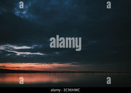 Dramatischer Sonnenuntergang über Wolga und Präsidentenbrücke in Uljanowsk Russland Stockfoto