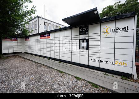 Krakau, Polen - 08. Juli 2025: Paketschließfächer Inpost in Krakau Polen, die einen effizienten 24-Stunden-Self-Service für den Paketabruf bieten. Stockfoto