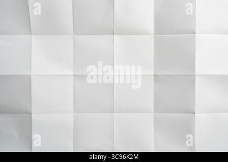 Abstrakter weißer Papierhintergrund mit gefalteter Quadrate Stockfoto