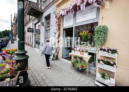 Krakau, Polen - 08. Juli 2025: Vorderansicht einer malerischen Blumenfront mit Pflanzen und Dekorationen in Krakau Stockfoto