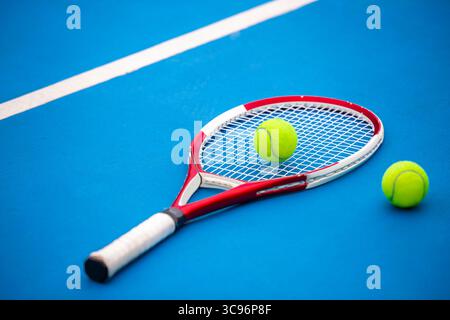 Nahaufnahme von Tennisschläger und Bällen auf dem Tontennisplatz (Selective Focus). Stockfoto