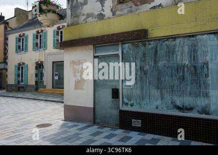 Geschlossene Geschäfte in Carhaix-Plouguer, Côtes-d'Armor, Bretagne, Frankreich Stockfoto