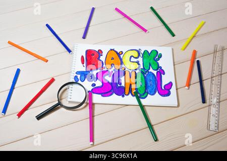 Back-to-School-Konzept mit Zubehör und Zeichnung Stockfoto