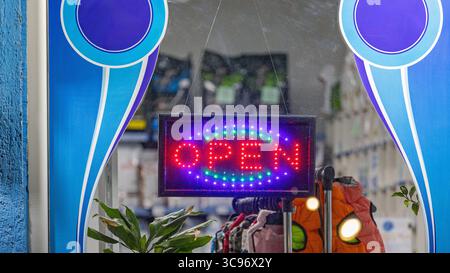 Rotes LED-Schild, das nachts im Schaufenster hängt Stockfoto